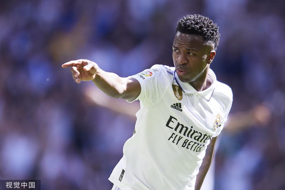 他必须在球 他必须在球